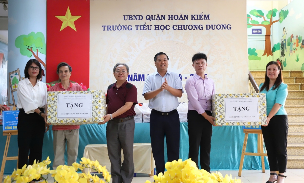 Standing Vice Chairman of Hoan Kiem District People's Committee presented symbolic gift plaques to children in special circumstances of 2 wards.