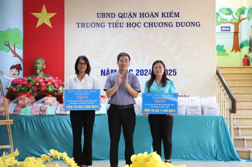 Standing Vice Chairman of Hoan Kiem District People's Committee presented symbolic gift plaques to children in special circumstances of 2 wards.