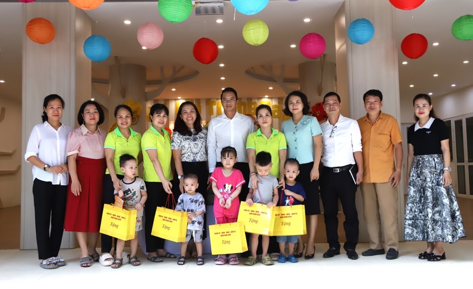 Vice Chairman of the District People's Committee Trinh Hoang Tung presents gifts to students of Tuoi Hoa Kindergarten