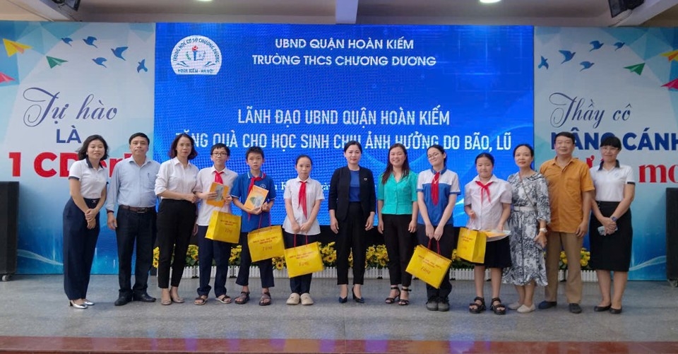 Vice Chairman of the District People's Committee Le Anh Thu presents gifts to students of Chuong Duong Secondary School