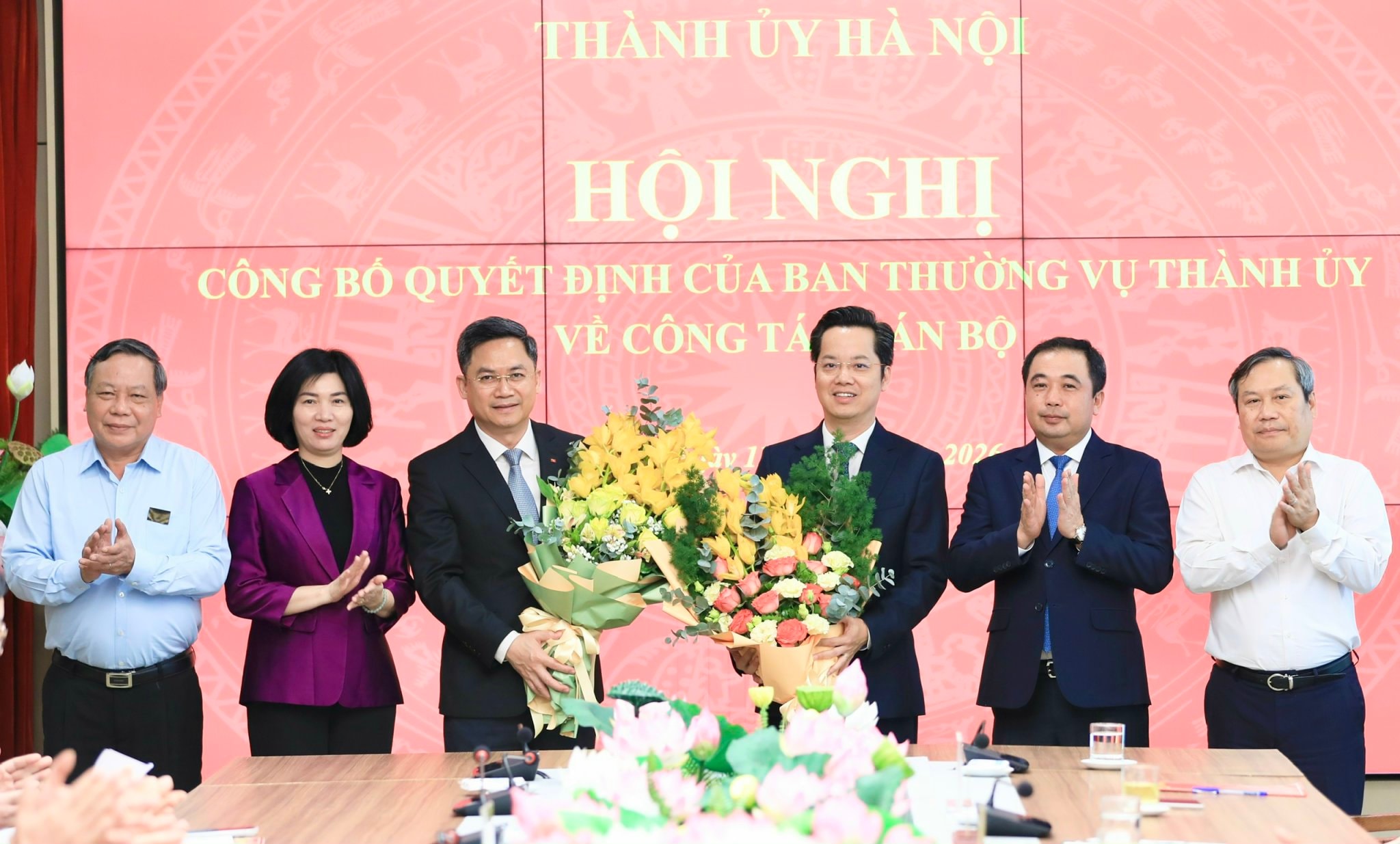 Trần Đức Thắng, Secretary of the Hanoi Party Committee, together with leaders of Hanoi, presented congratulatory flowers to Hà Minh Hải and Vũ Đăng Định. Photo: Quang Thai.