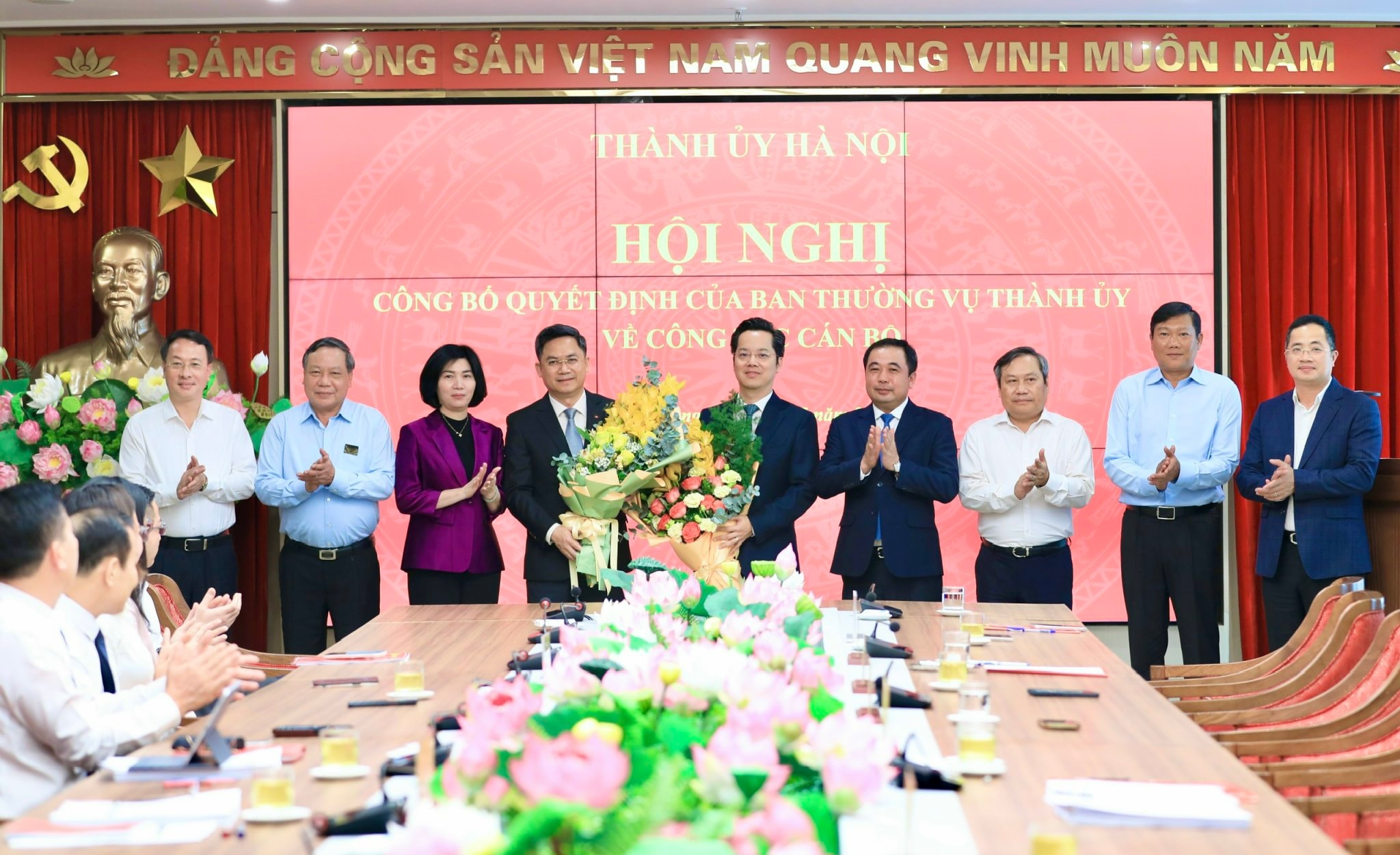Leaders of Hanoi congratulated Hà Minh Hải and Vũ Đăng Định. Photo: Quang Thai.