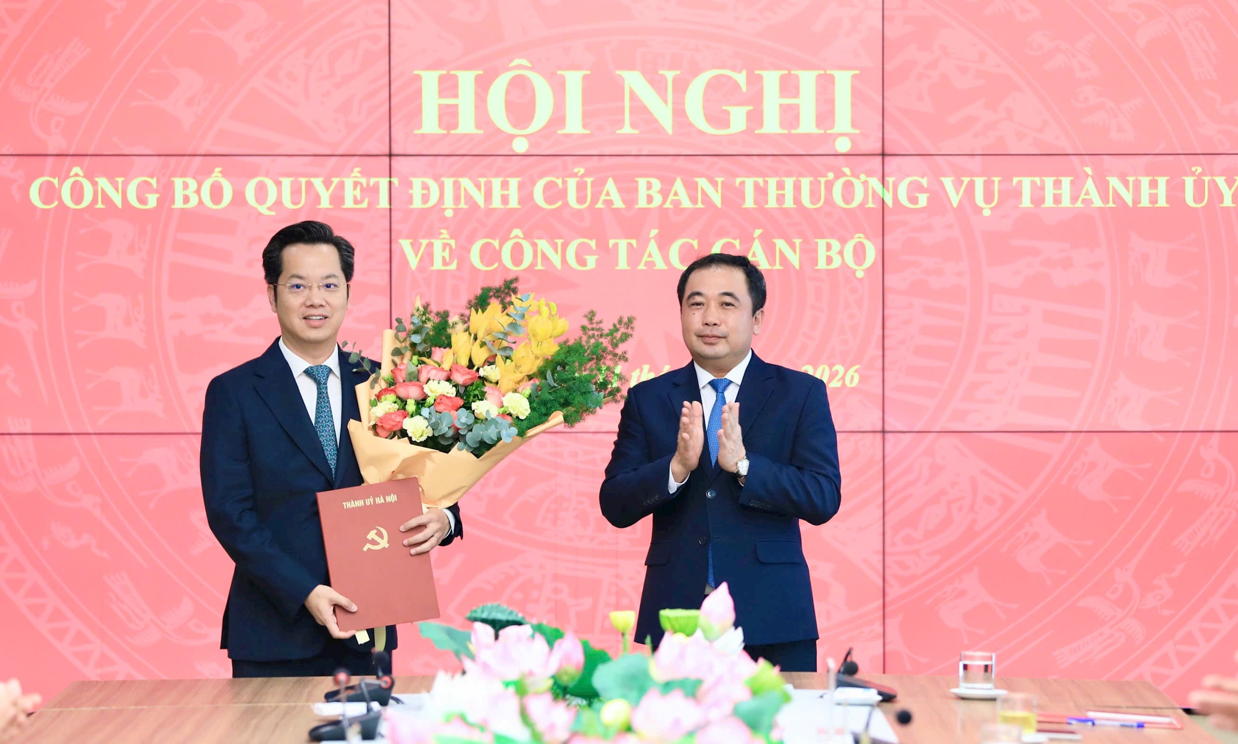 Trần Đức Thắng, Secretary of the Hanoi Party Committee, presented the appointment decision and congratulatory flowers to newly appointed Head of the Hanoi Party Committee’s Organization Commission Vũ Đăng Định. Photo: Quang Thai
